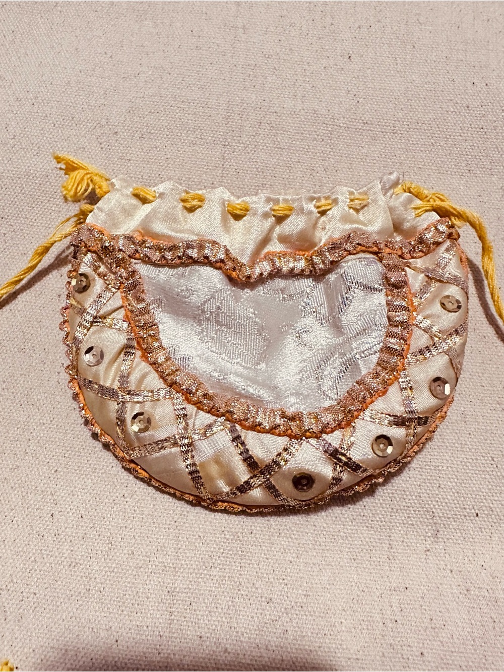 Vintage | Pouch | Embroidered Silk Jewelry Pouch in Ivory and White - Picture 2 of 6